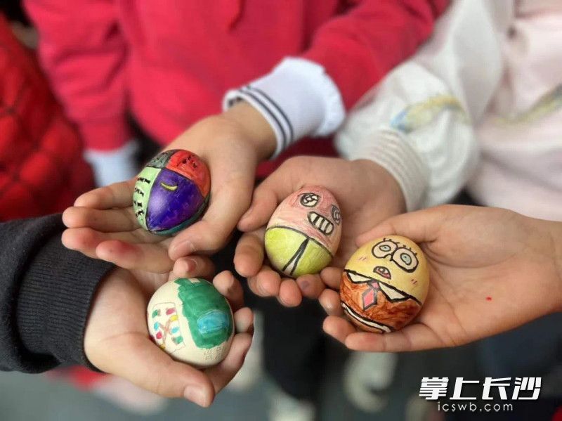 孩子们还为自己守护的“蛋宝宝”穿上了“花外衣”。所有照片由学校提供。 孩子们还为自己守护的“蛋宝宝”穿上了“花外衣”。所有照片由学校提供。