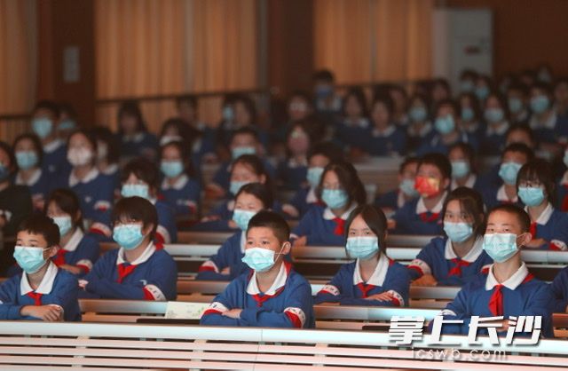 思政音乐课在学校党员、青年教师、学生团员、少先队员群体中产生了热烈的反响。