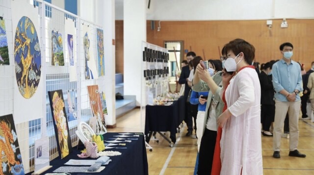长沙特殊教育学校孩子们的作品引来了参观者的点赞。照片由学校提供