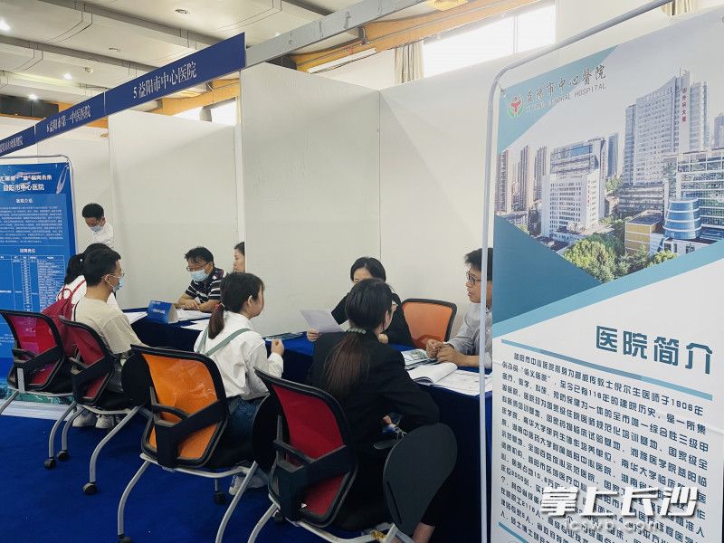 活动中，高校毕业生与用人单位当场洽谈。