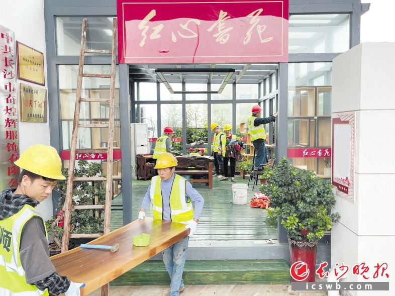 拆违现场，工人们将阳光房内的东西搬离。长沙晚报全媒体记者 彭玮蔚 摄