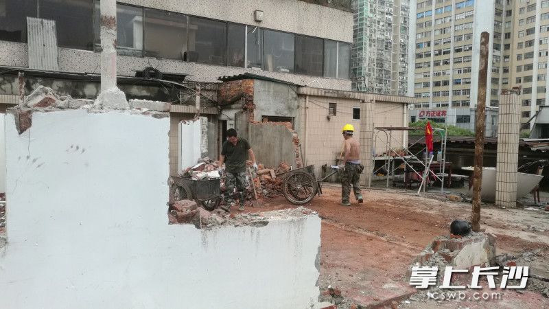 长沙大厦认真做好高层违建房屋的拆除工作。 长沙大厦认真做好高层违建房屋的拆除工作。