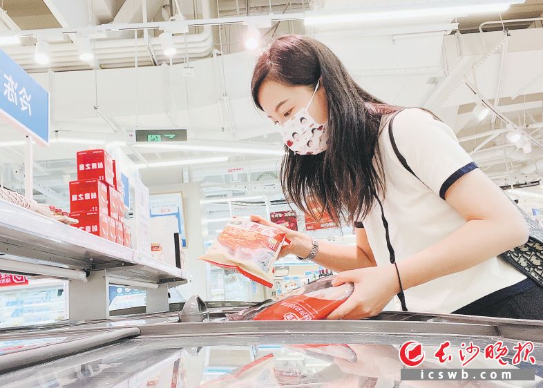 只需微波加热3分钟就可得到一份正宗的韩式炸鸡，市民正在挑选口味。长沙晚报全媒体记者 范宏欢 摄