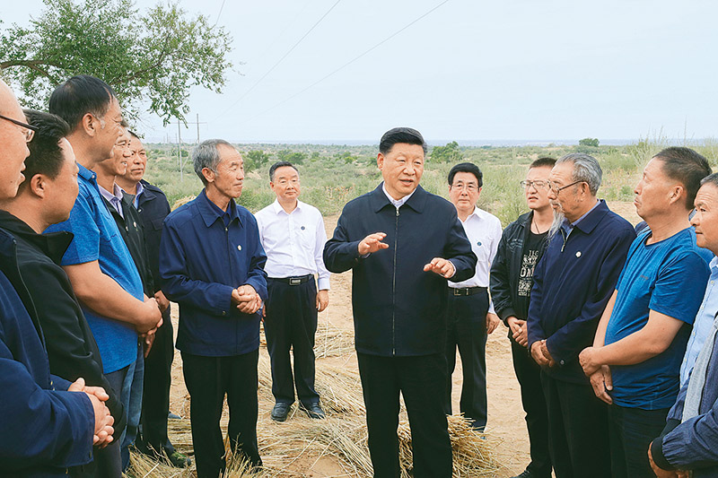 2019年8月19日至22日，中共中央总书记、国家主席、中央军委主席习近平在甘肃考察。这是21日上午，习近平在武威市古浪县八步沙林场同“六老汉”代表及林场职工亲切交谈。 新华社记者 鞠鹏/摄