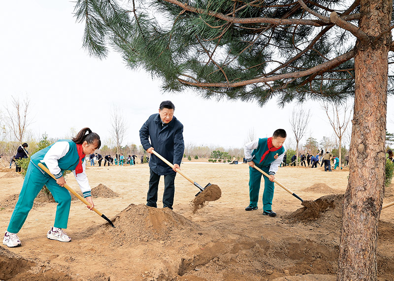 2022年3月30日，党和国家领导人习近平、李克强、栗战书、汪洋、王沪宁、赵乐际、韩正、王岐山等来到北京市大兴区黄村镇参加首都义务植树活动。这是习近平同大家一起植树。 新华社记者 黄敬文/摄