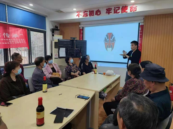 端午节活动上，创作老师介绍了京剧的起源和基本知识，让居民们了解脸谱的构图、色彩的运用、勾画脸谱的技巧等。