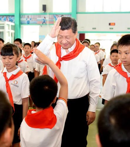 2014年5月30日，习近平来到北京市海淀区民族小学，参加庆祝“六一”国际儿童节活动。这是习近平参加少先队入队仪式。新华社记者 李涛 摄