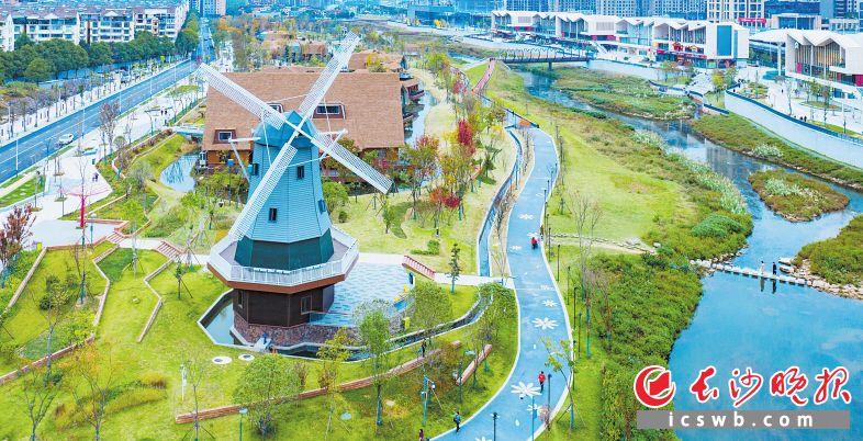 圭塘河变身蜿蜒绿绸带，两岸郁郁葱葱的景观引得无数市民游览打卡。　　长沙晚报全媒体记者 邹麟 郭雨滴 摄影报道