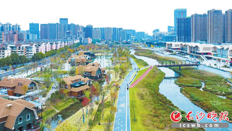 经过综合施策、全面治理，如今的圭塘河两岸风光秀美、水清岸绿，成为市民打卡休闲的理想去处。 长沙晚报全媒体记者 邹麟 摄
