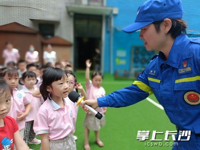 今日上午，“蓝”老师们走进芙蓉区教育局鑫科明珠幼儿园跟孩子们互动，讲授防溺水知识。所有照片由幼儿园提供。