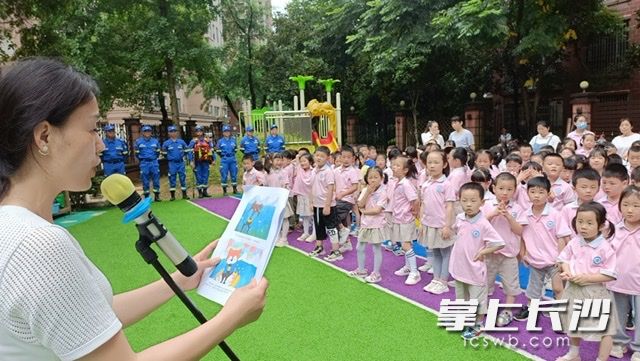 用孩子们听得懂的语言来讲防溺水知识。