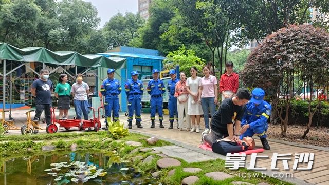 幼儿园老师进行急救知识培训。