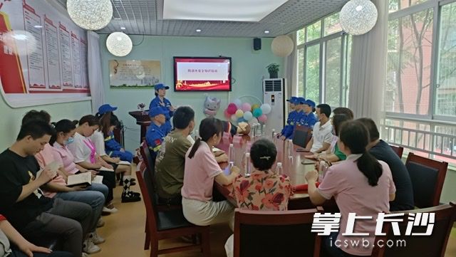 社区人员和家长代表一起学急救知识。
