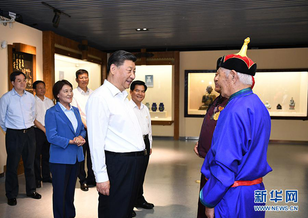 2019年7月15日至16日，中共中央总书记、国家主席、中央军委主席习近平在内蒙古考察并指导开展“不忘初心、牢记使命”主题教育。这是15日上午，习近平在赤峰博物馆同古典民族史诗《格萨（斯）尔》非物质文化遗产传承人亲切交谈。 新华社记者 谢环驰 摄