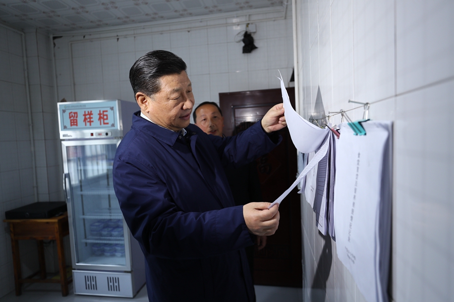 ↑2019年4月15日，习近平在重庆考察调研。这是习近平在石柱土家族自治县中益乡小学学生食堂了解陪餐情况。