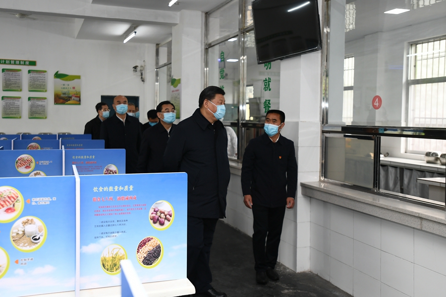 ↑2020年4月20日至23日，习近平在陕西考察。这是4月21日，习近平在安康市平利县老县镇中心小学食堂，了解学生伙食和复学后疫情防控情况。