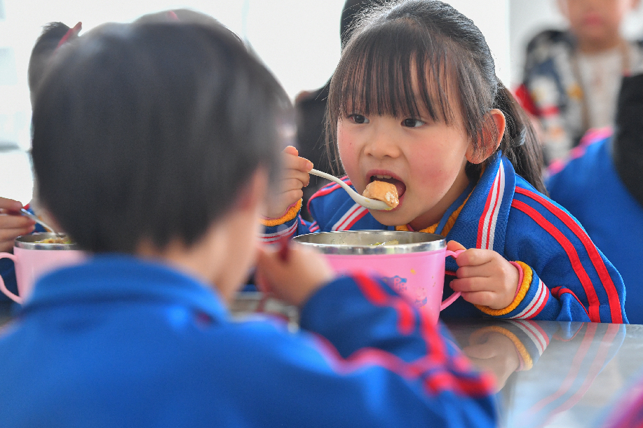 ↑2022年1月4日，在湖南省汝城县文明瑶族乡沙洲村的沙洲芙蓉学校，学生在食堂吃午餐。