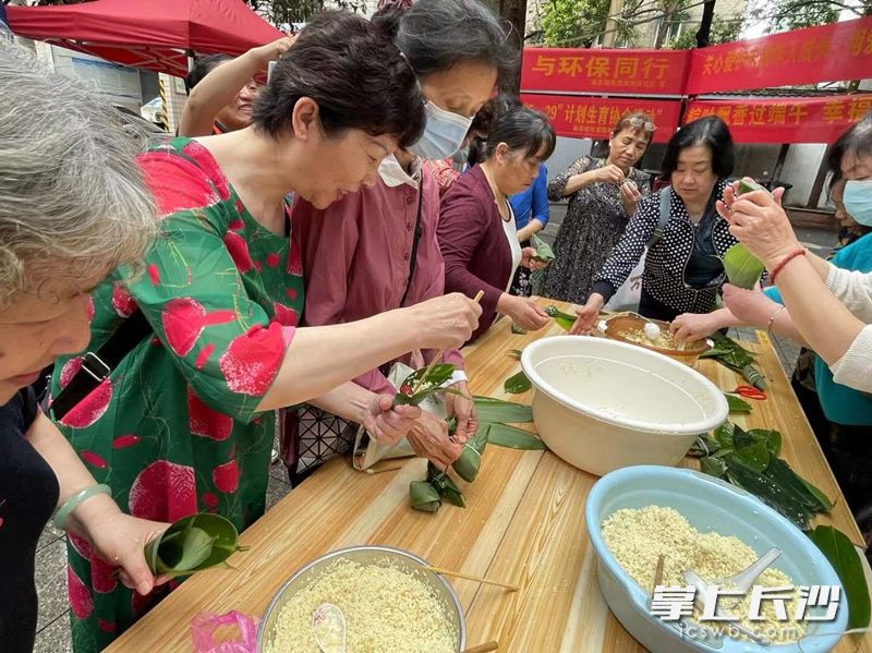 雨花区枫树岸社区举行“粽情端午”活动，都市邻里一起包粽子，温情相聚。长沙晚报通讯员 付宁摄