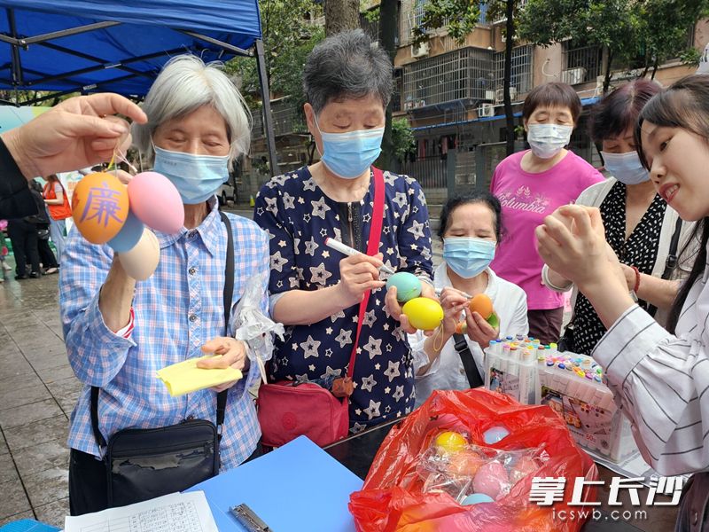 在彩蛋上绘上图案、写下廉语，传统佳节倡廉风。长沙晚报通讯员 付宁 摄
