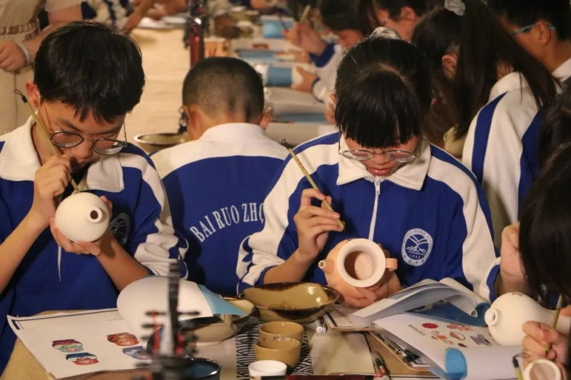同学们学习制作瓷器。