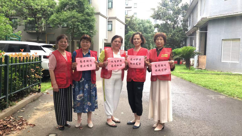 社区自愿护考队。长沙晚报通讯员 徐玲 供图