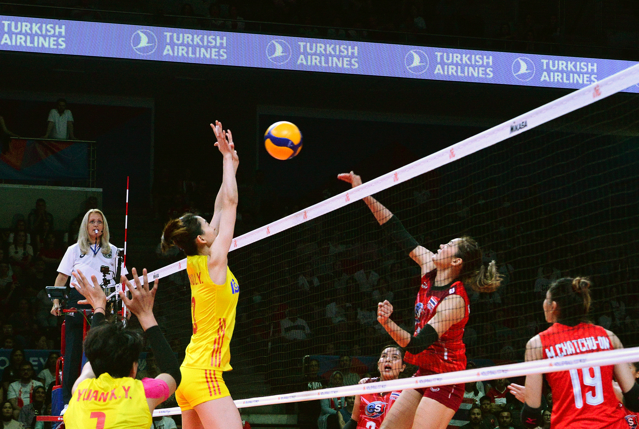 6月5日，中国队球员刁琳宇（前左二）在比赛中防守。新华社发（穆斯塔法·卡亚摄）