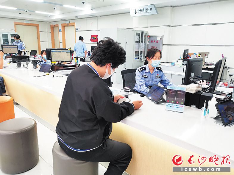 民警为周同学加急办证。受访者供图