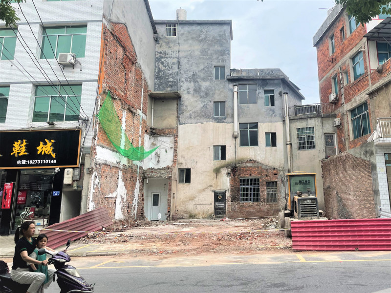 危楼安全拆除后的对比图。长沙晚报全媒体记者 张禹 通讯员 胡志辉 摄影报道