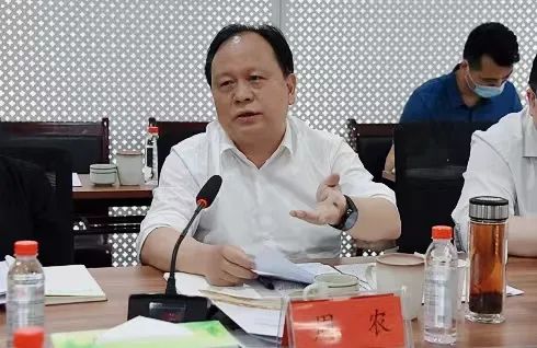 省人大常委会副主任、省总工会主席周农讲话。