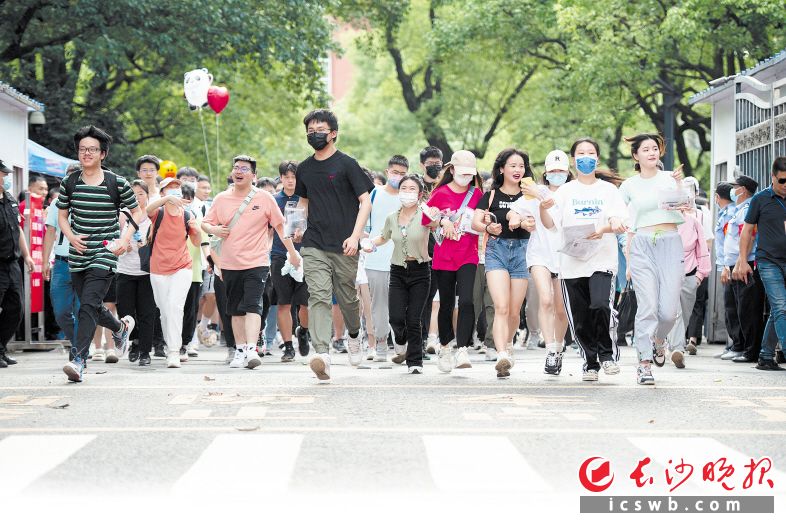 7日下午，在长沙市第一中学考点，数学科目考试结束之后，考生走出考场。长沙晚报全媒体记者 黄启晴 摄