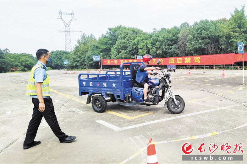宁乡市公安局交警大队为快递小哥、外卖骑手提供“送考下乡”服务。图为考试现场。长沙晚报全媒体记者 张禹 摄