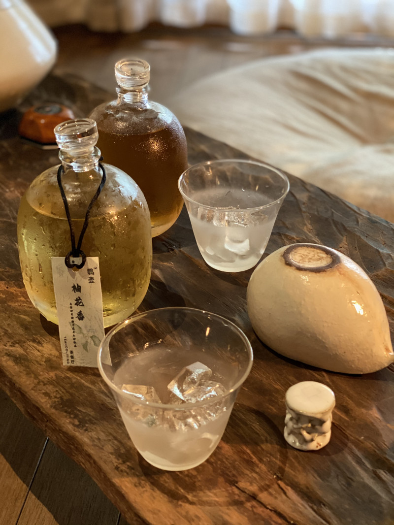 长沙东风路文化园里藏着一家鹈壶茶客厅，这家新开的创意茶室，摆脱了原本饮茶的沉闷与单调，“圈粉”众多长沙年轻人。全媒体记者 范宏欢摄。