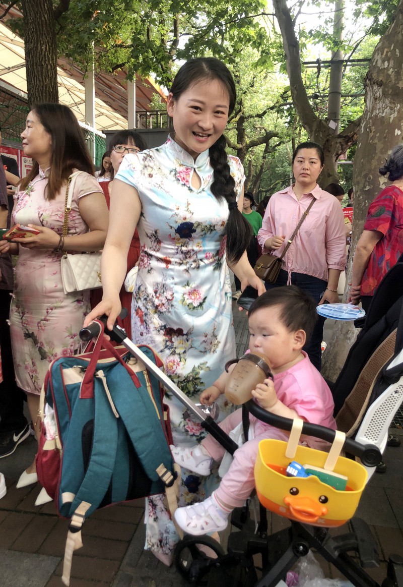 7日上午，长沙市一中考点外，张秀带着“小宝“为参加高考的大女儿助阵。长沙晚报全媒体记者石祯专摄