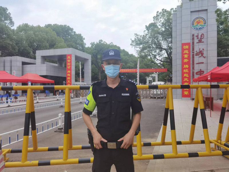 在考点执勤的张勇。通讯员 虢仲谋 供图