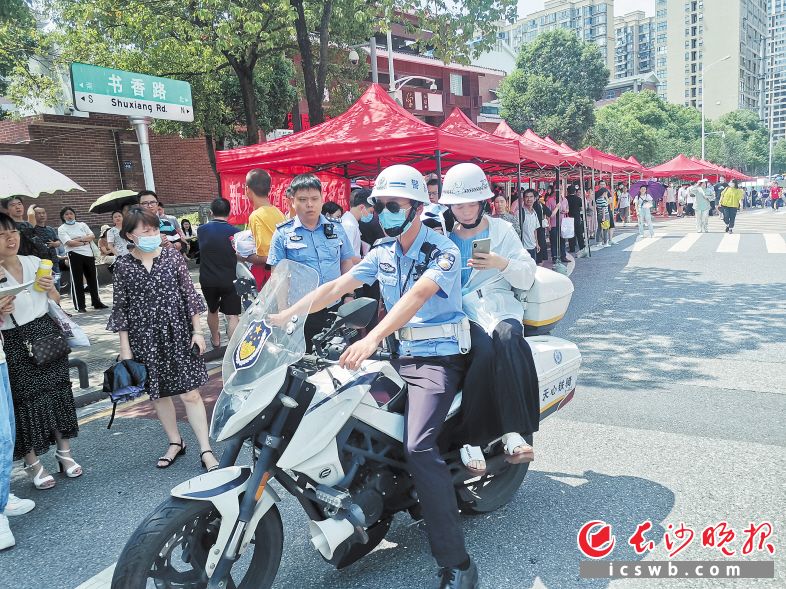 交警接到求助后护送家长取回证件送至考点。天心交警供图
