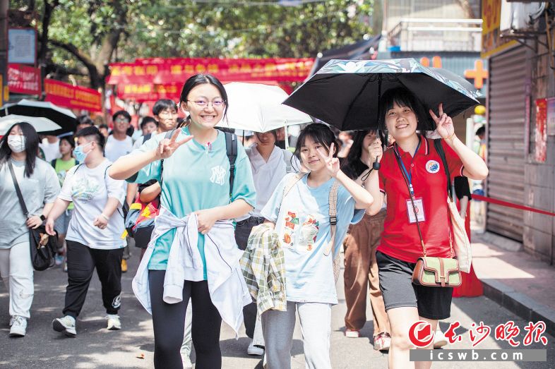 在麓山国际实验学校考点，考生们意气风发地走出考场。考点前的月华街被装扮成红色的海洋，家长们在此为考生加油鼓劲。长沙晚报全媒体记者 郭雨滴 摄