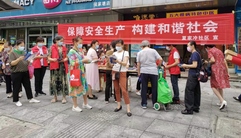 志愿者向居民派发安全手册。长沙晚报通讯员 邓思思 供图