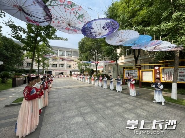 今日活动现场，孩子们以齐声吟诵的方式来迎接四方来宾。照片均由长沙晚报全媒体记者 岳霞 摄