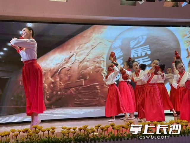 马王堆小学的学生们表演原创剧《辛追的嫁妆》，展示漆器之美。
