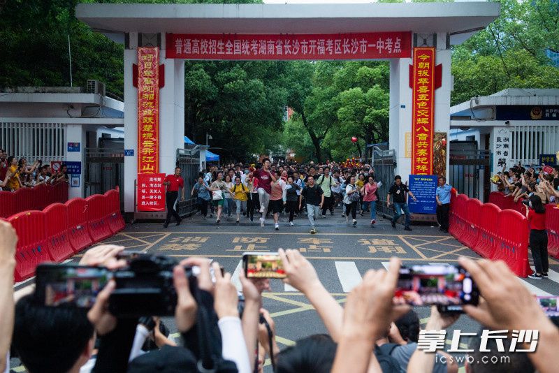 6月9日下午，随着最后一堂生物考试结束，2022年高考正式落下帷幕，长沙市一中考点学生们飞奔冲出考场。长沙晚报全媒体记者 邹麟 摄 