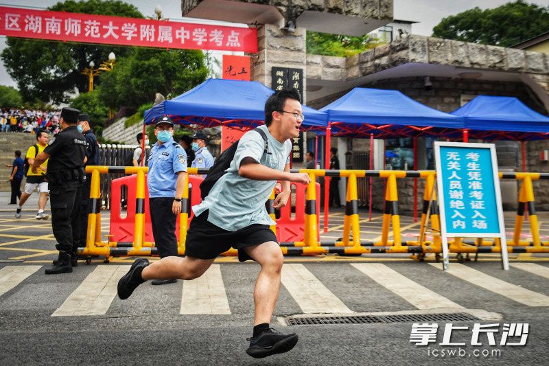 6月9日，湖南师大附中考点，考试结束后，考生们飞奔出考场。长沙晚报全媒体记者 郭雨滴 摄