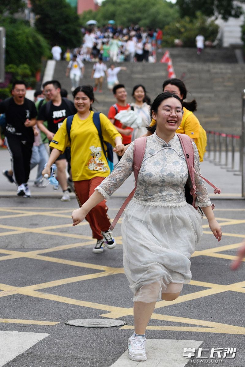 6月9日，湖南师大附中考点，考试结束后，考生们飞奔出考场。长沙晚报全媒体记者 郭雨滴 摄