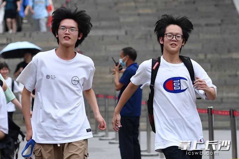 6月9日，湖南师大附中考点，考试结束后，考生们飞奔出考场。长沙晚报全媒体记者 郭雨滴 摄