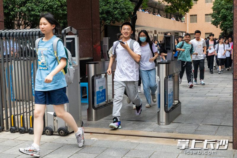 6月9日，长铁一中考点，下考后考生冲出考场。长沙晚报全媒体记者 董阳 摄
