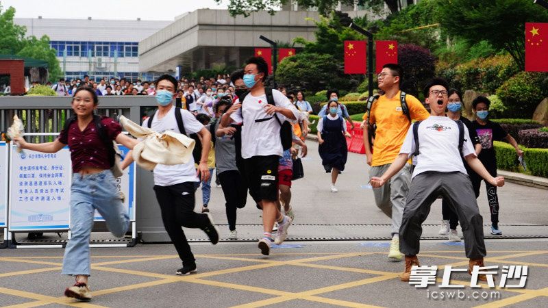 6月9日下午，在雅礼中学考点，结束完所有科目考试之后考生们飞奔出考场。长沙晚报全媒体记者 刘晓敏 摄