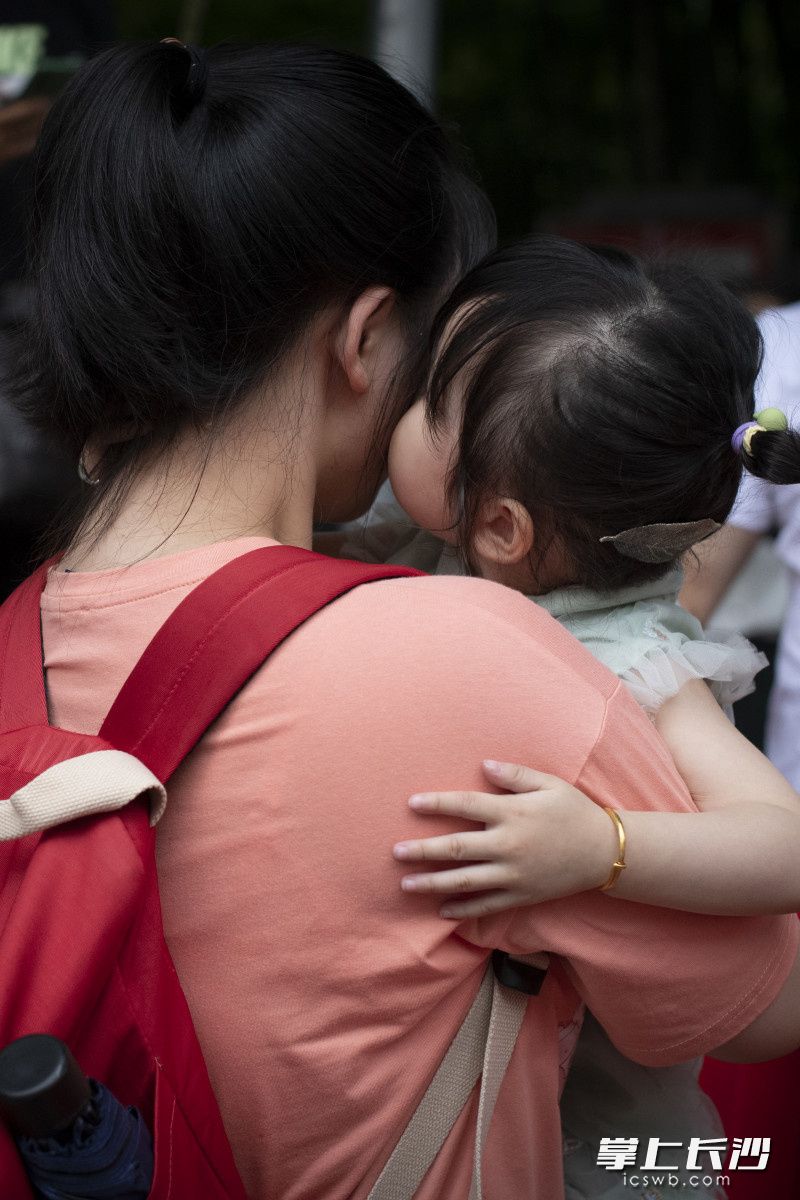 6月9日，长沙市一中考点，一位小姑娘抱着刚刚走出考场的姐姐亲了一口。长沙晚报全媒体记者黄启晴 摄