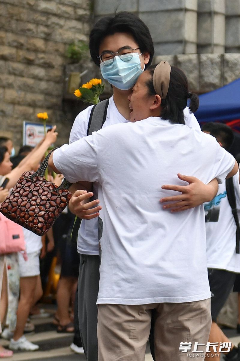 在师大附中考点，接考的家长接到考生后，与其喜悦相拥。长沙晚报全媒体记者 郭雨滴摄
