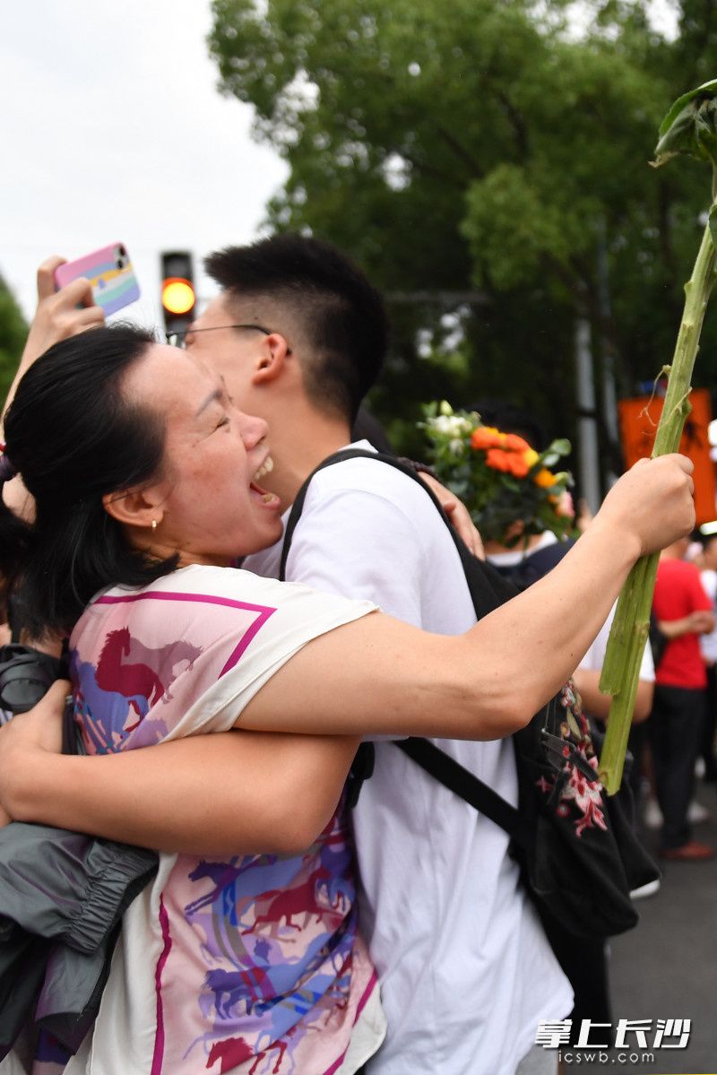 在师大附中考点，接考的家长接到考生后，与其喜悦相拥。长沙晚报全媒体记者 郭雨滴摄
