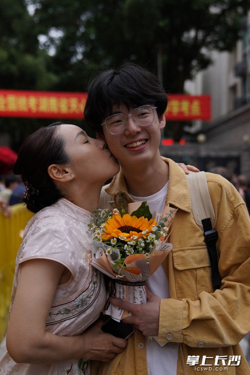 6月9日，长沙市长郡中学考点，最后一堂高考考试结束后考生和妈妈拥抱。长沙晚报全媒体记者 周数邑 摄