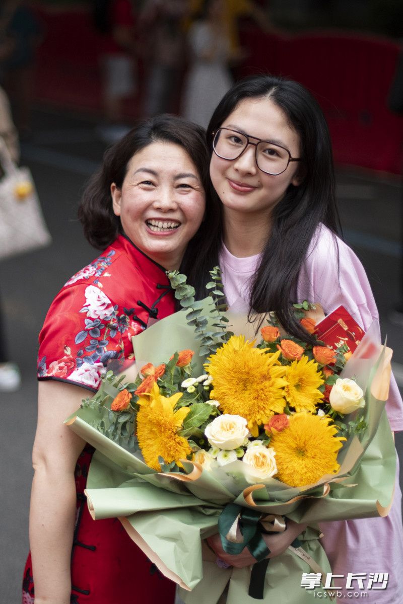 6月9日，长沙市一中考点，接到考生女儿之后，两人幸福的相拥在一起。长沙晚报全媒体记者黄启晴摄